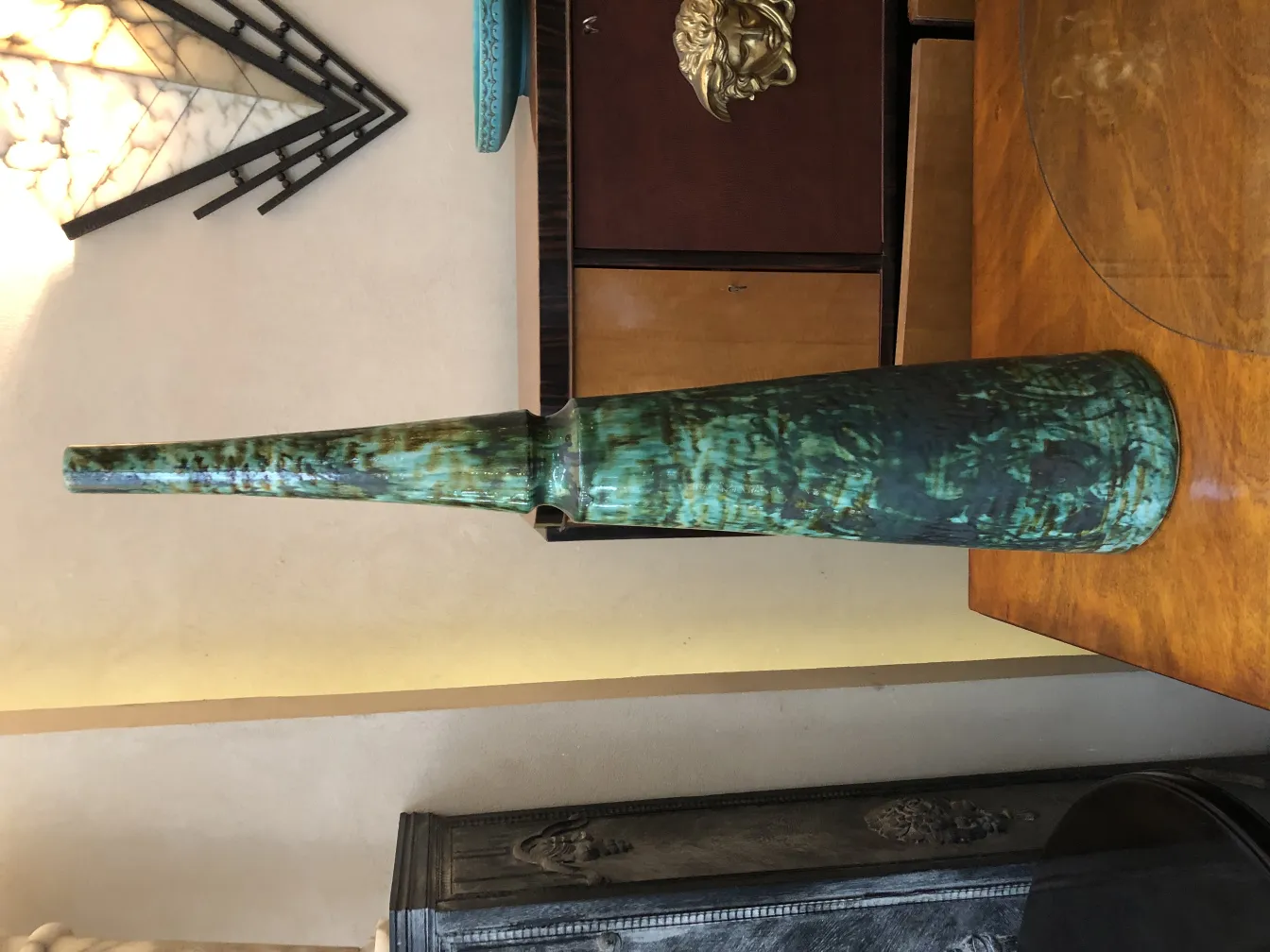 Vase en céramique ancienne, couleur verte éclatante, forme allongée élégante.