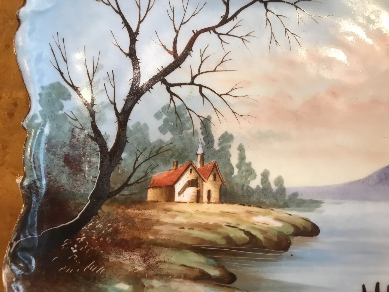 Antike handbemalte Keramikplatte mit Landschaft