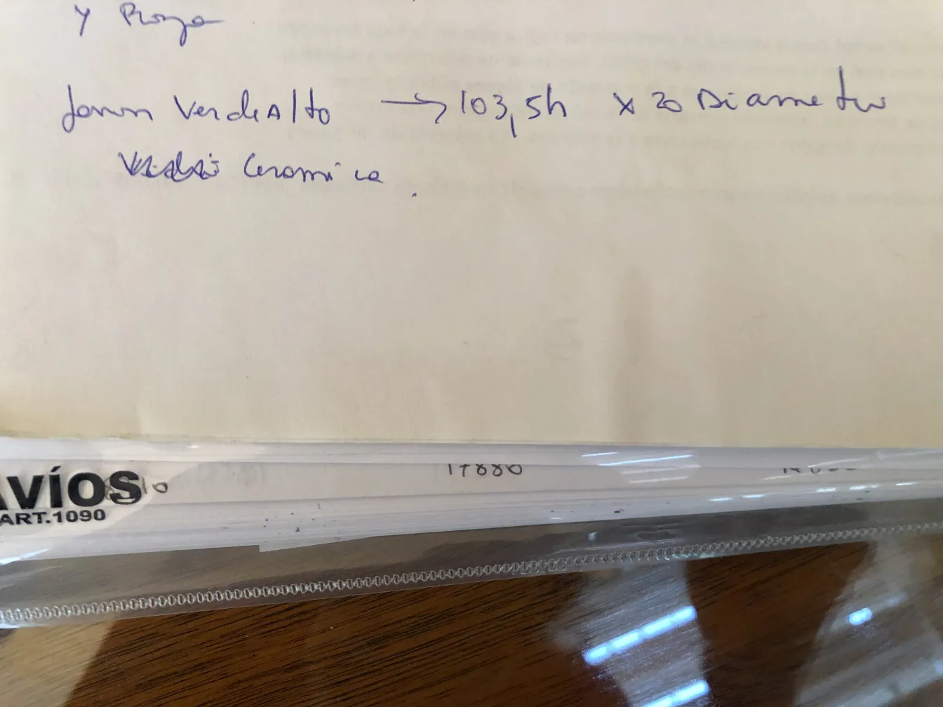 Cerámica antigua decorativa con detalles artesanales, fondo neutro.