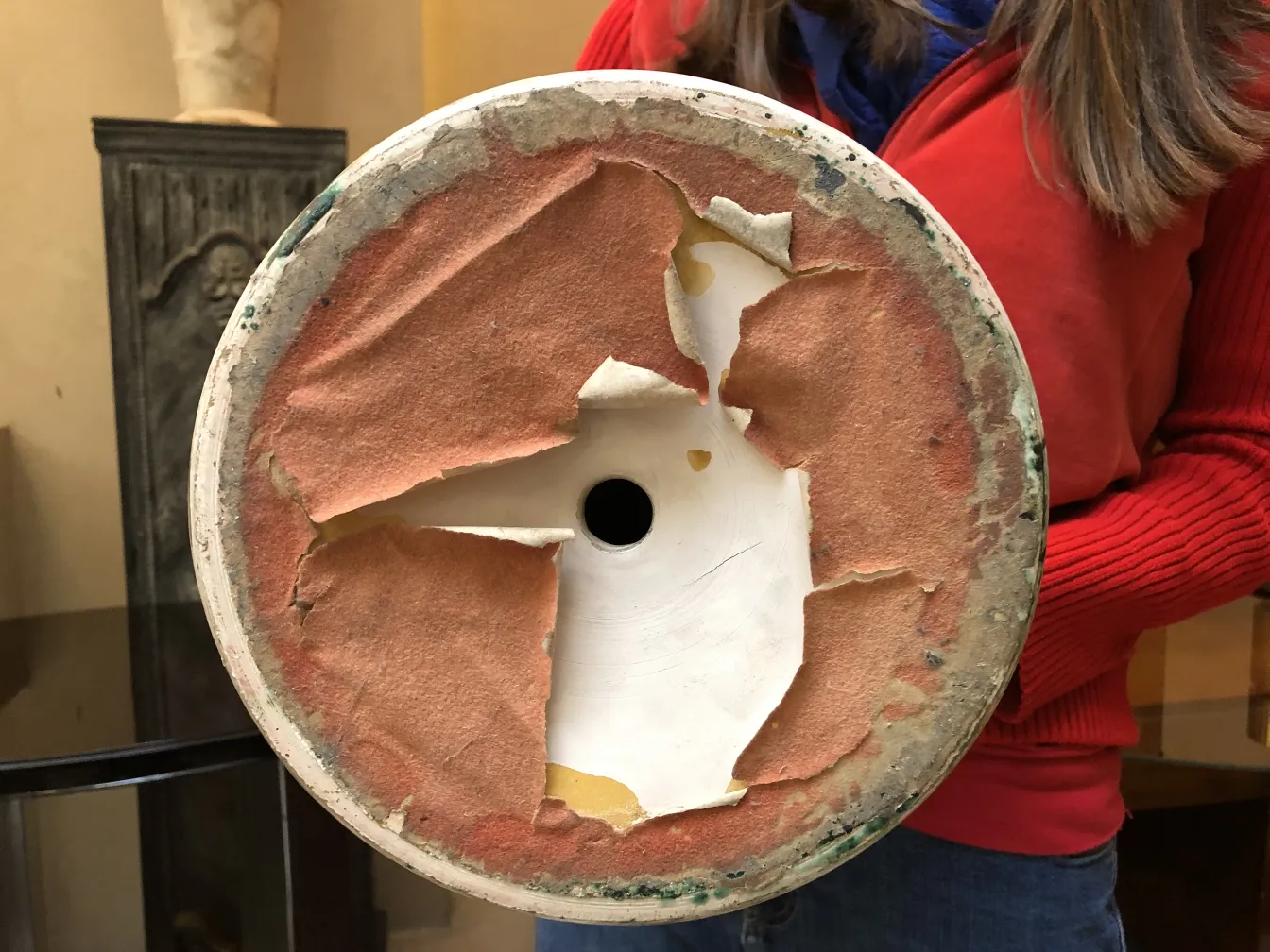 पुरातात्त्विक मिट्टी के पात्र की तली की दृश्यता।