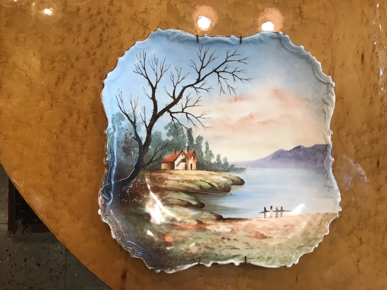 Antiken Keramikteller mit Haus- und Baumlandschaft