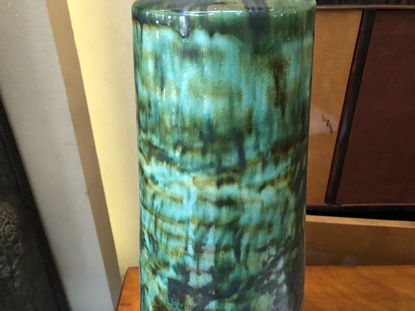 Vaso in ceramica antica con tonalità verde e blu e texture unica