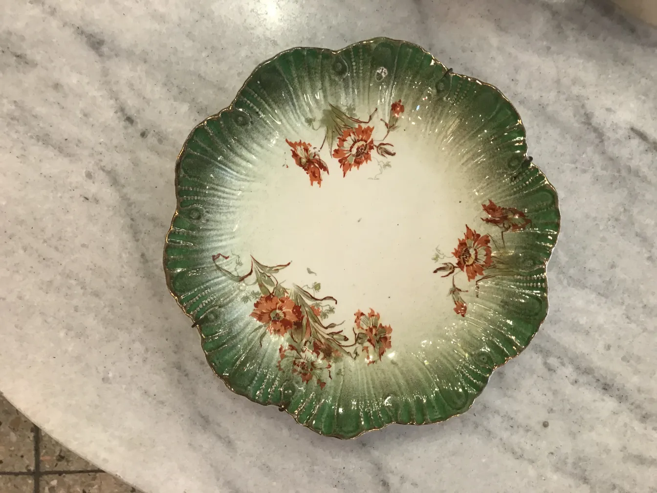 古董陶瓷碗，带绿色和白色的花卉图案