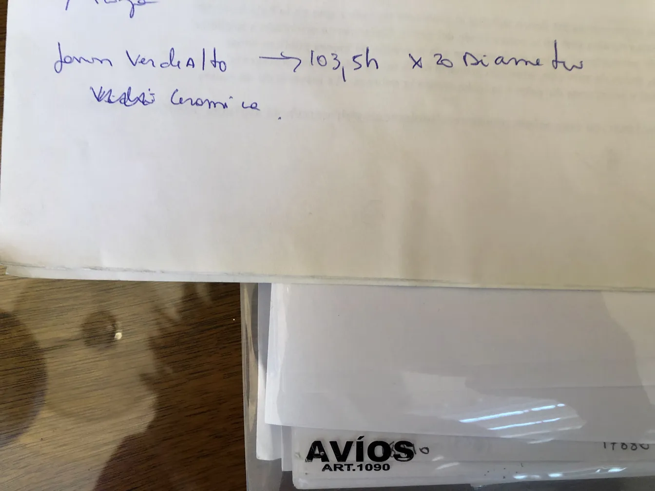 प्राचीन मिट्टी के बर्तन, जटिल हाथ की कला।