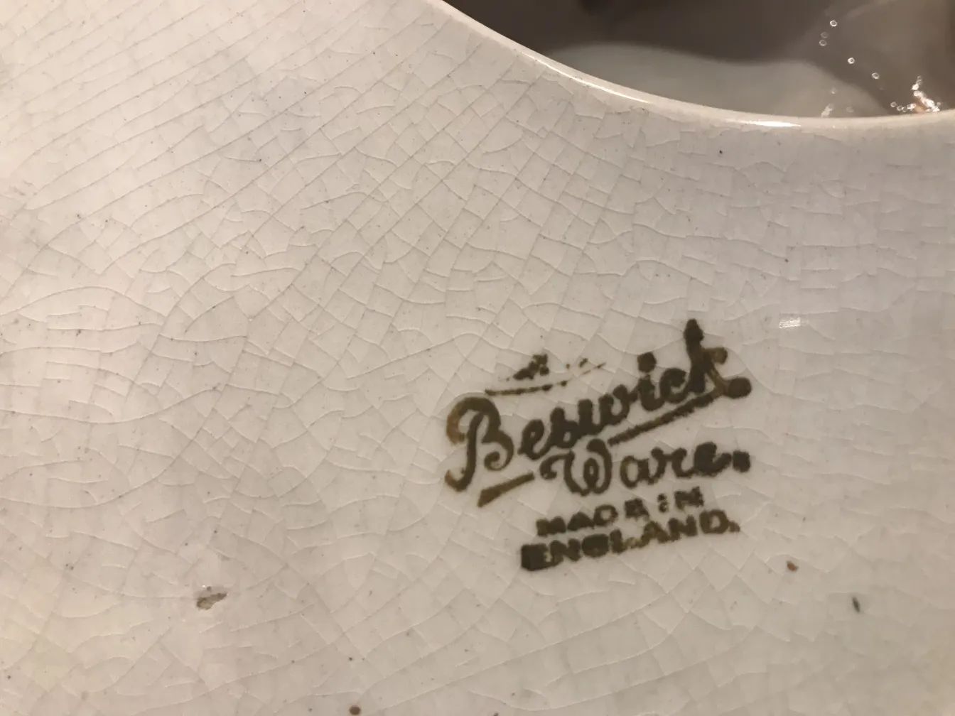 ceramica antica con rilievi e marchi visibili