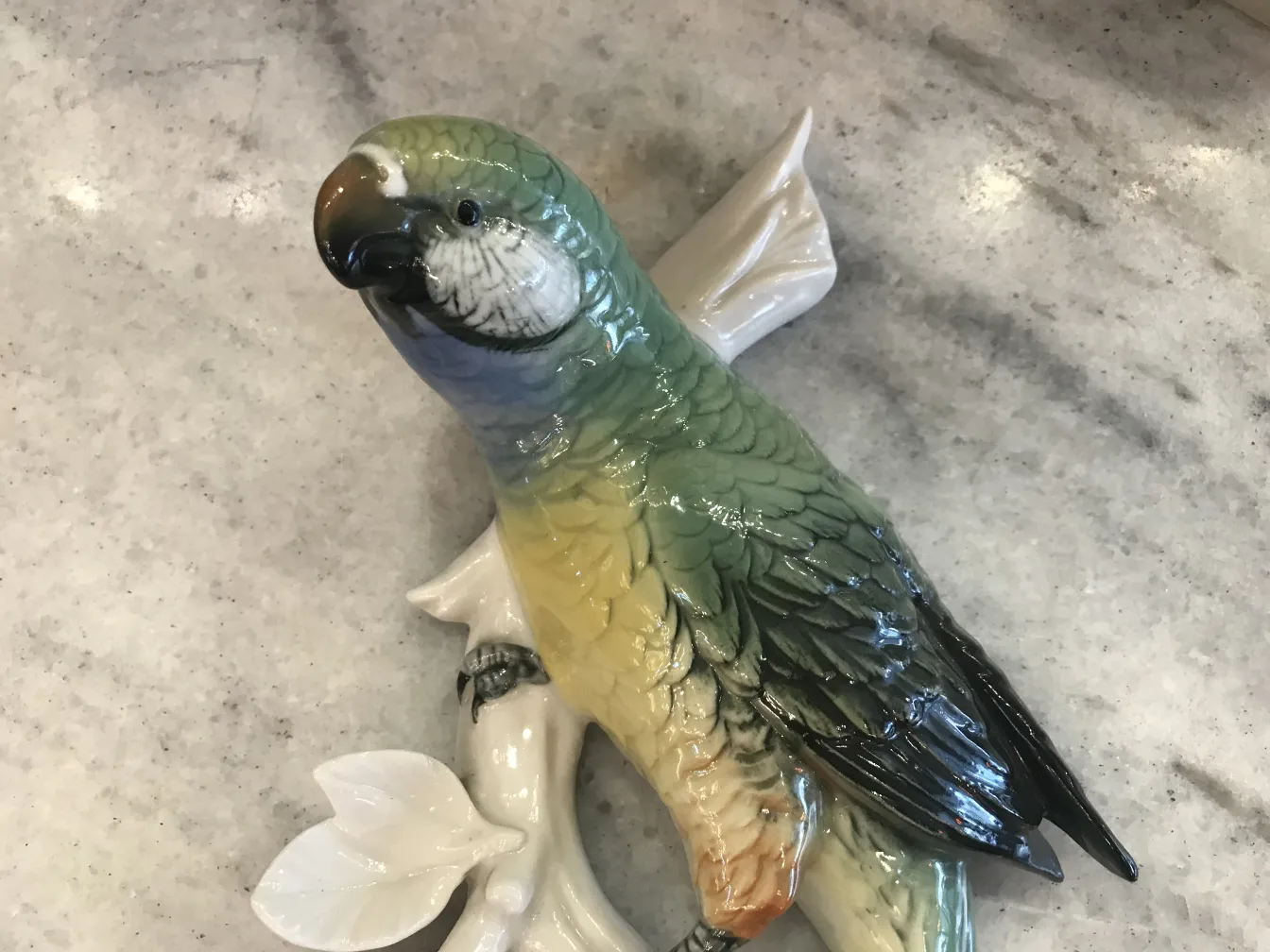 Bunte antike Keramiksäule eines Vogels mit feinen Details.