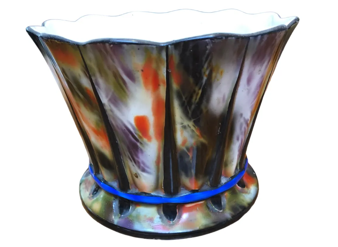 Vaso antico in ceramica con colori vivaci e forma ondulata