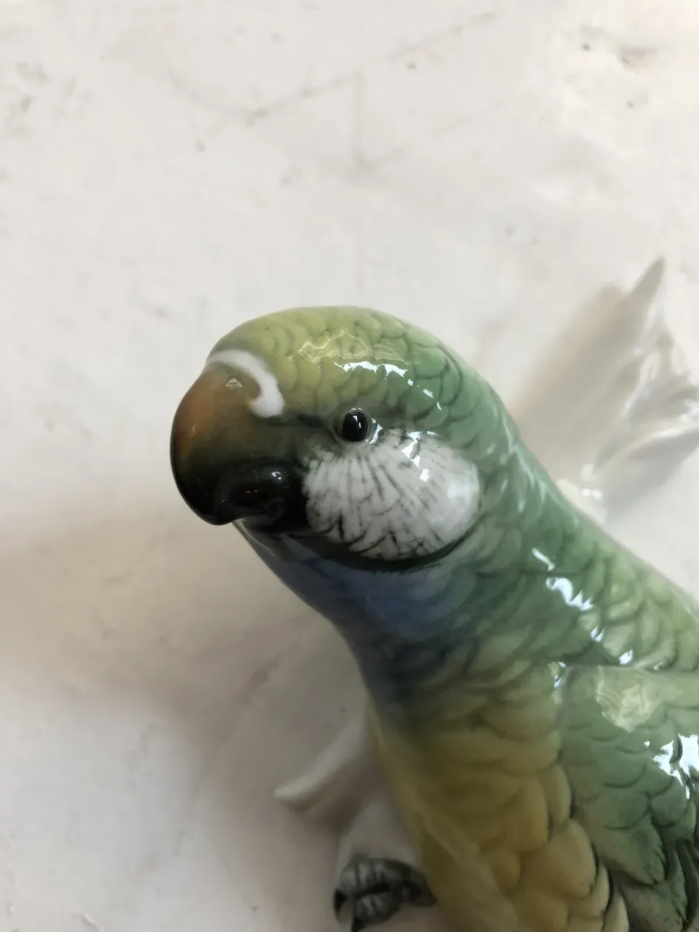 Figura antigua de cerámica de un loro en tonos verdes y amarillos, nombre Karl Ens