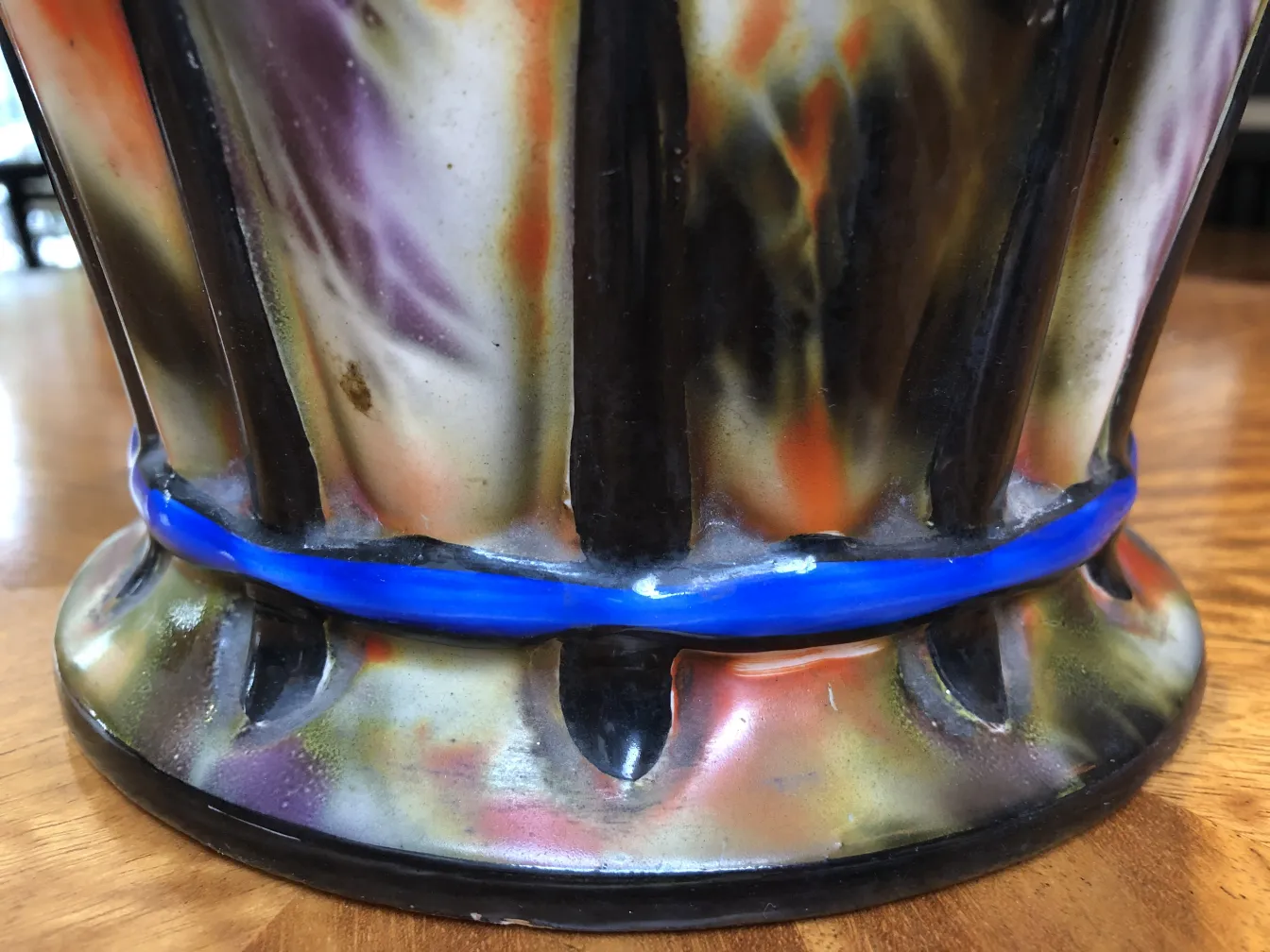 Base di ceramica antica con motivi colorati e brillantezza