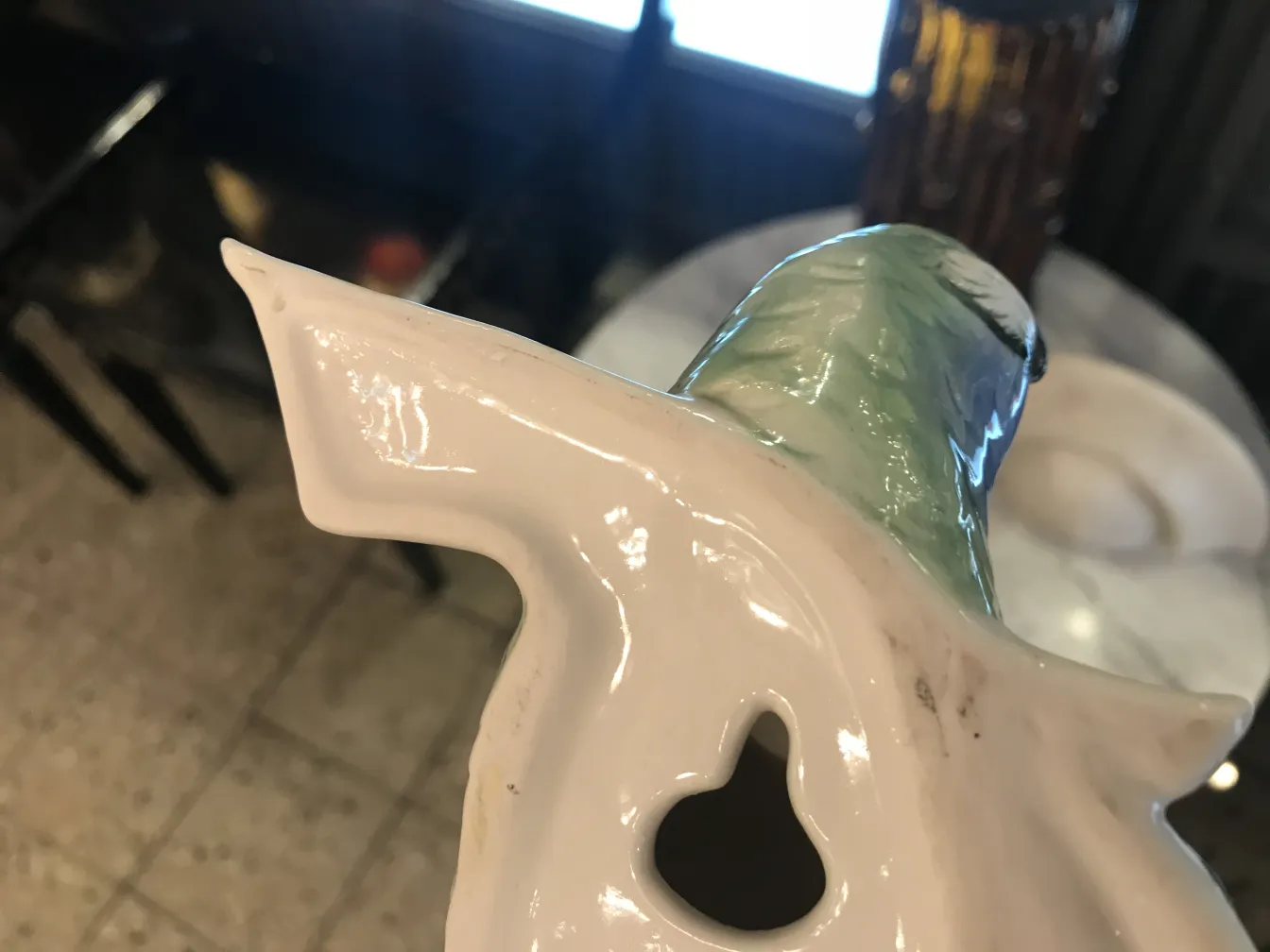 فخار قديم مزخرف بألوان في بيئة دافئة.