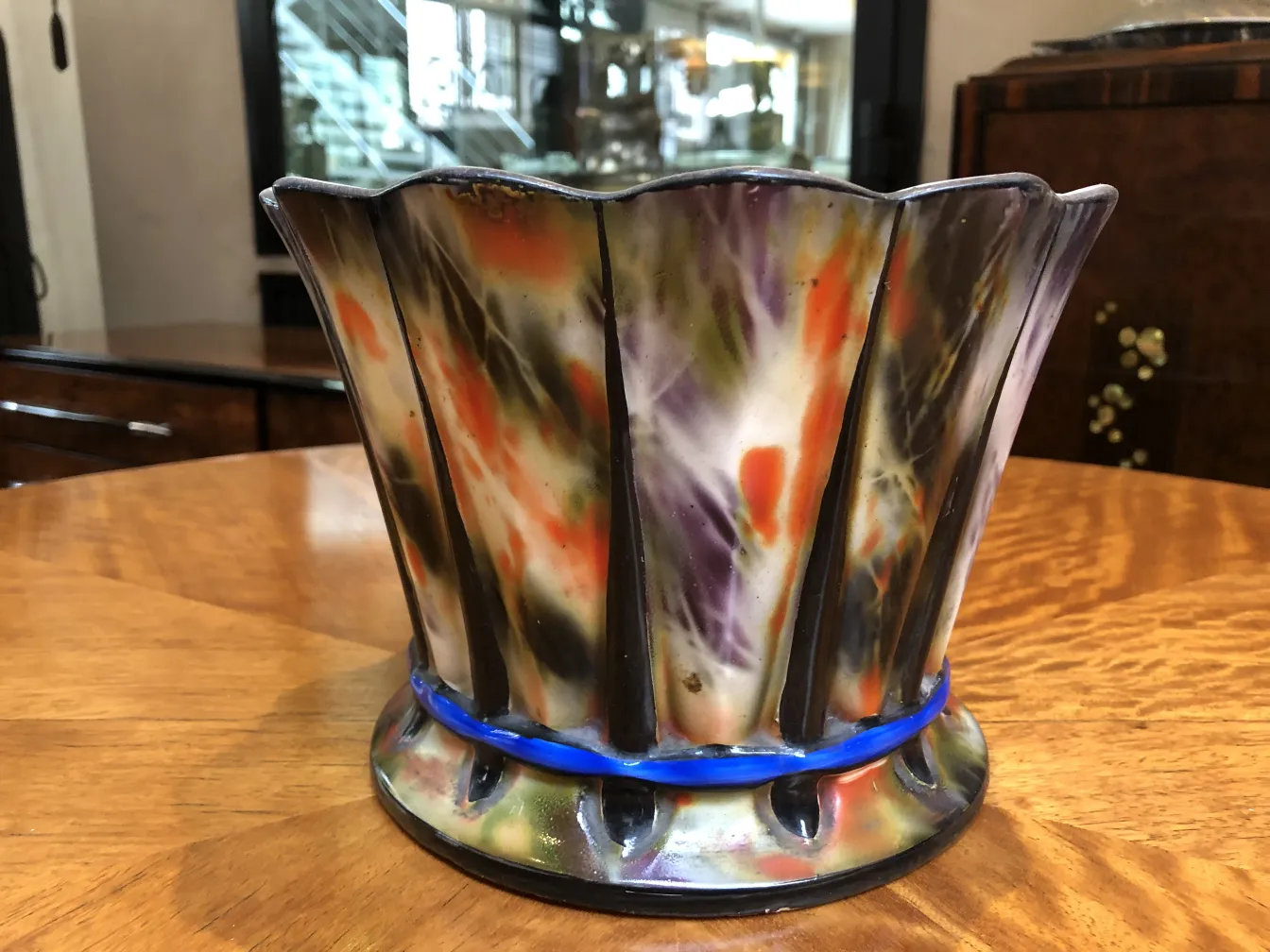 美丽古董陶瓷，色彩鲜艳，具有装饰性形状