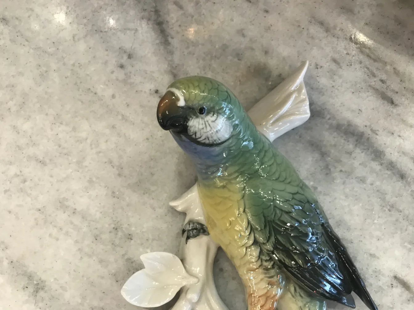 Figura de pájaro antiguo de cerámica de Karl Ens, con detalles coloridos.
