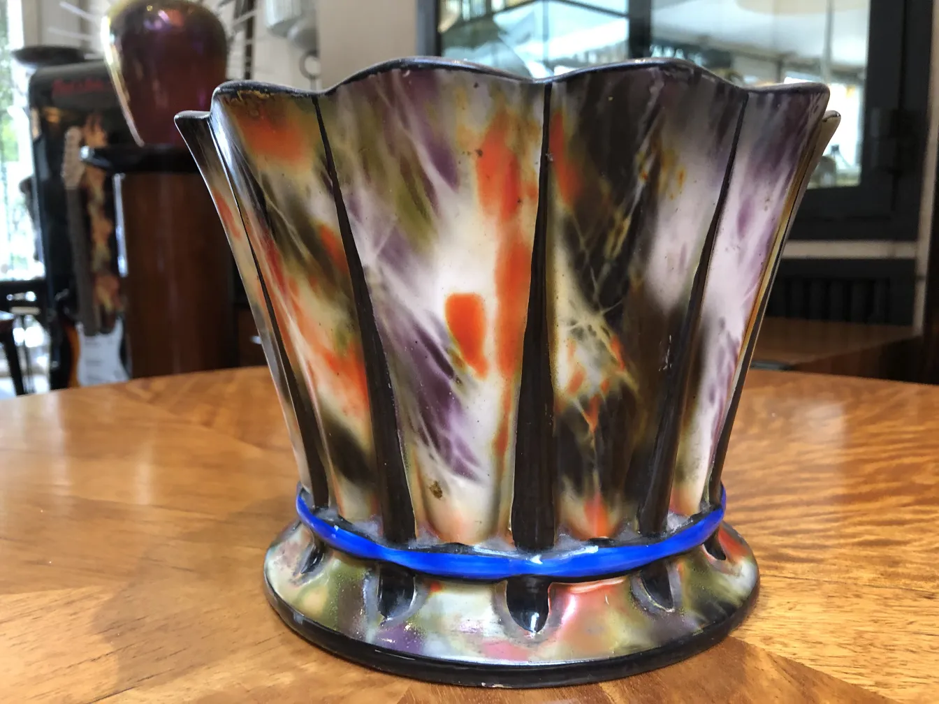 美しい花模様の古いカラフルな陶器。装飾用として最適です。