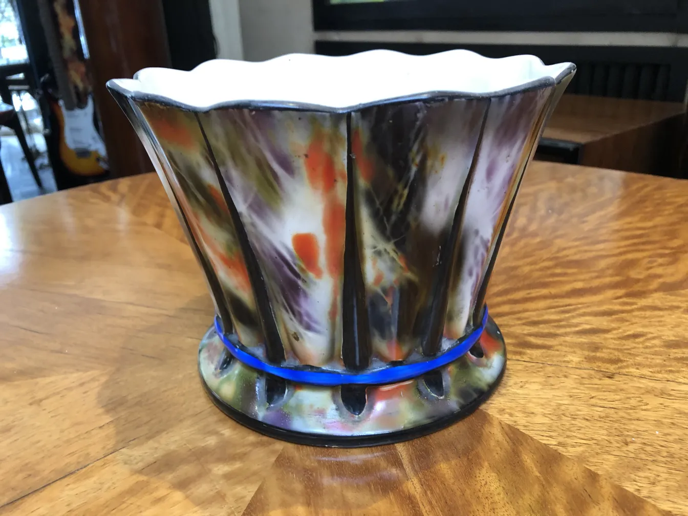 Vase ancien en céramique colorée dans un cadre chaleureux