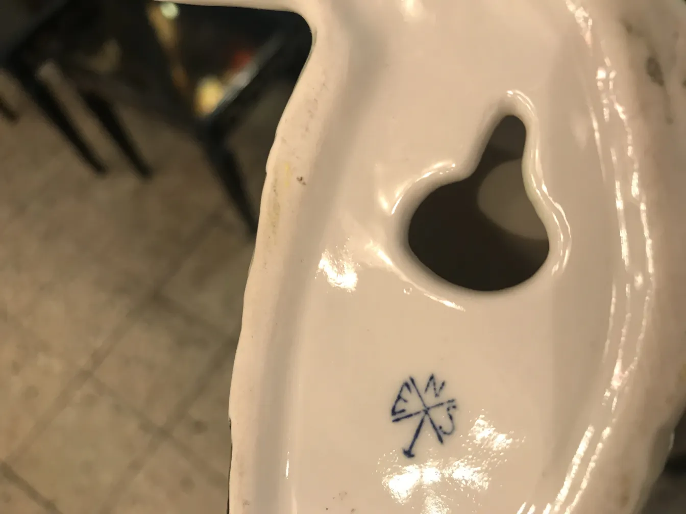 Ceramica antica con ritaglio a forma di cuore e decorazione blu.