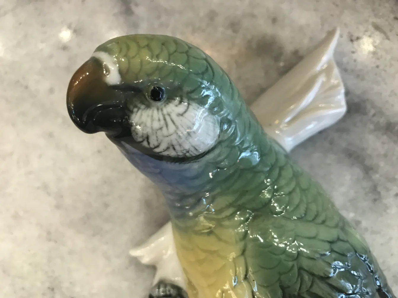 Antike Keramikskulptur eines Vogels in grünen und gelben Farbtönen