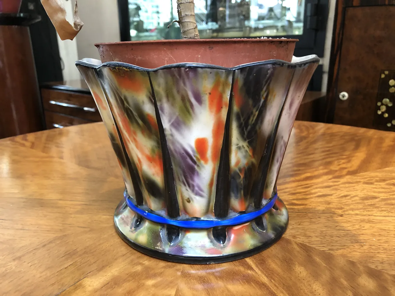 Pote de cerámica antigua con colorido diseño