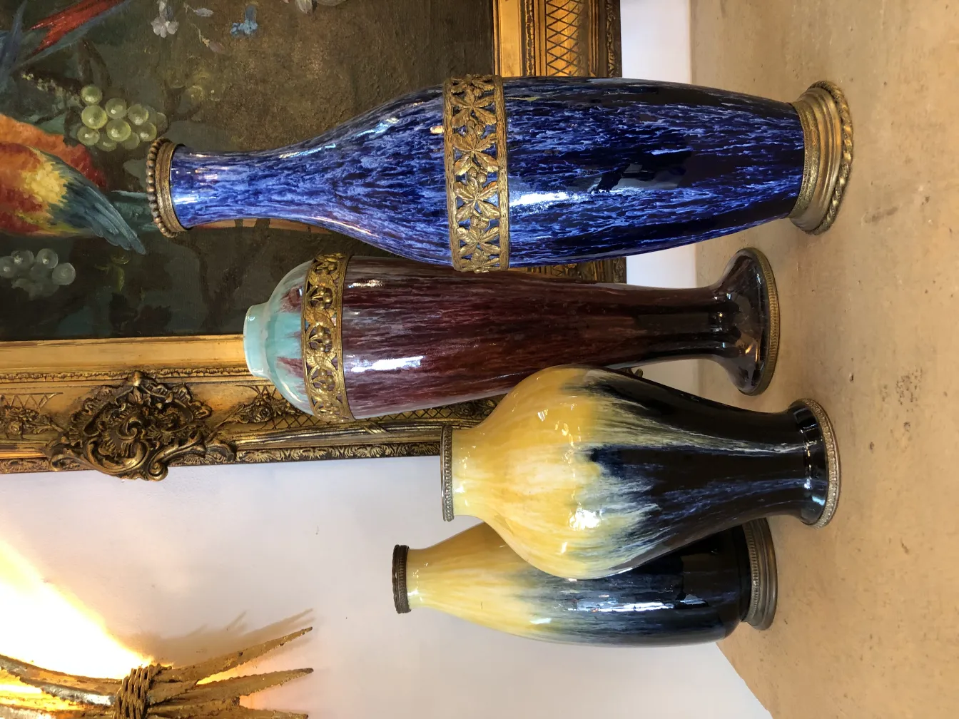 Conjunto de vasos de cerâmica antiga de várias cores e estilos.