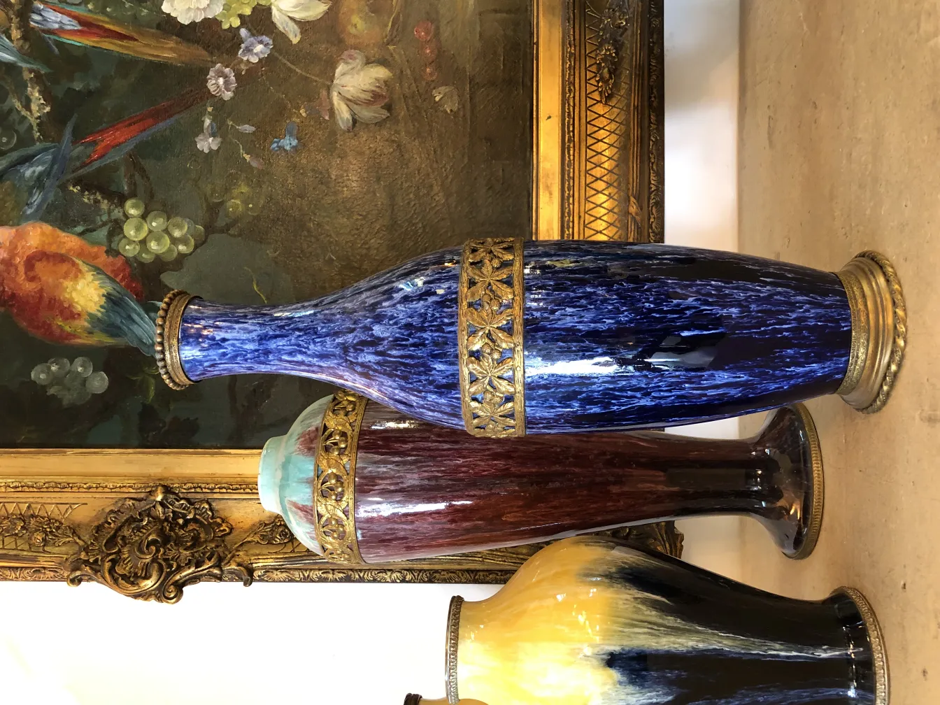 Vasos de cerámica antigua en varios colores con detalles dorados