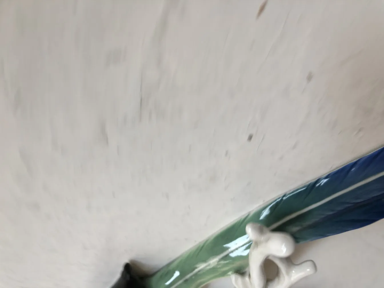 鮮やかな色合いの古い陶器装飾品