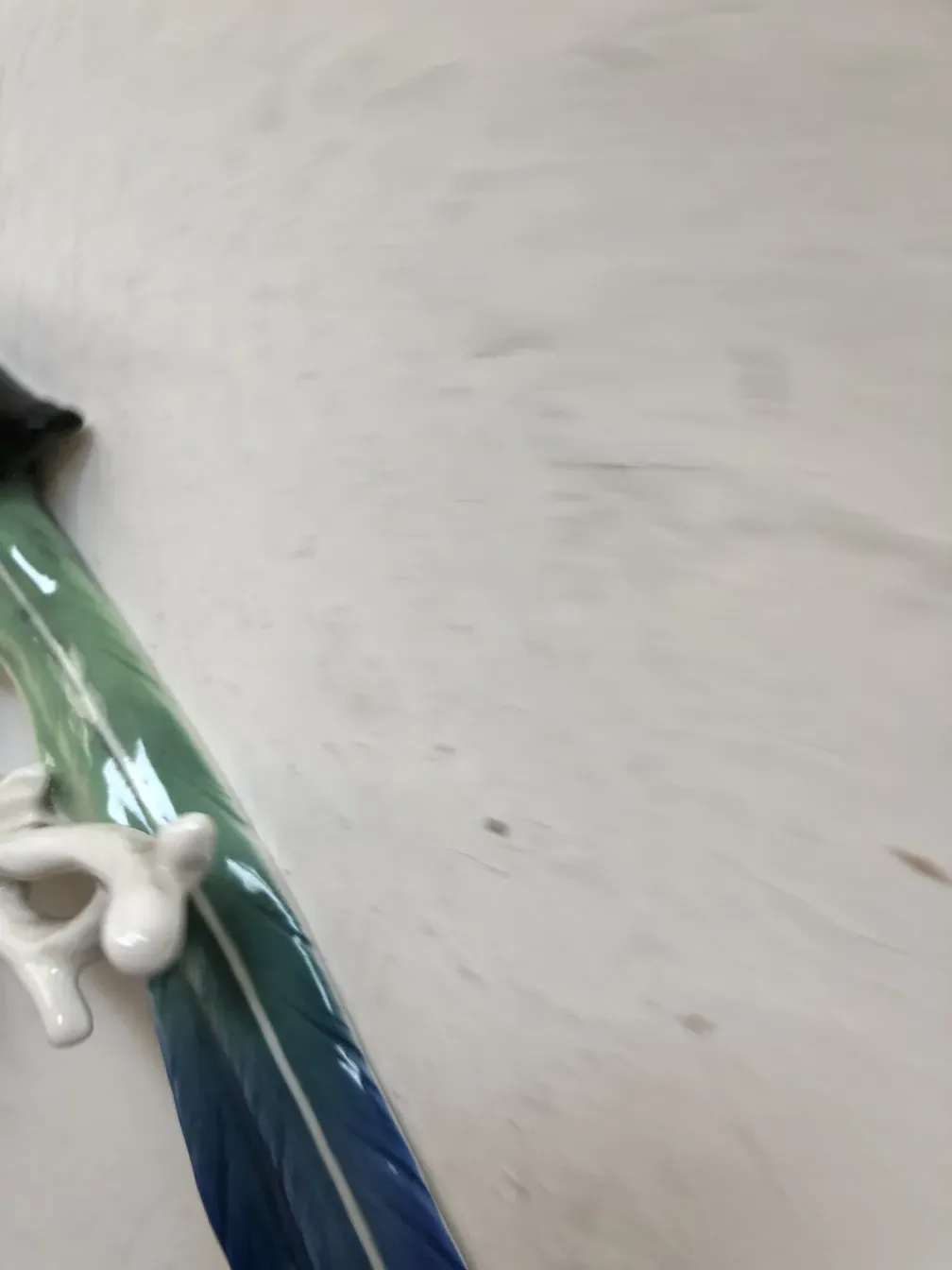卡尔恩斯的古董陶瓷，带有绿色和蓝色细节。