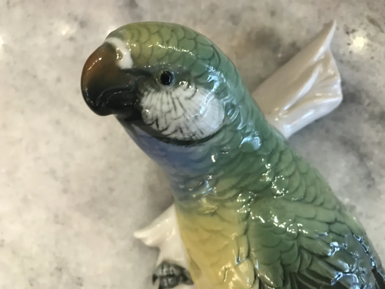 figurinha de cerâmica representando um pássaro verde