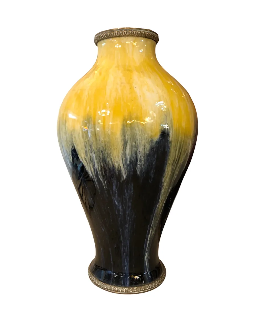 Vaso de cerâmica antiga com gradiente amarelo e preto, ideal para decoração