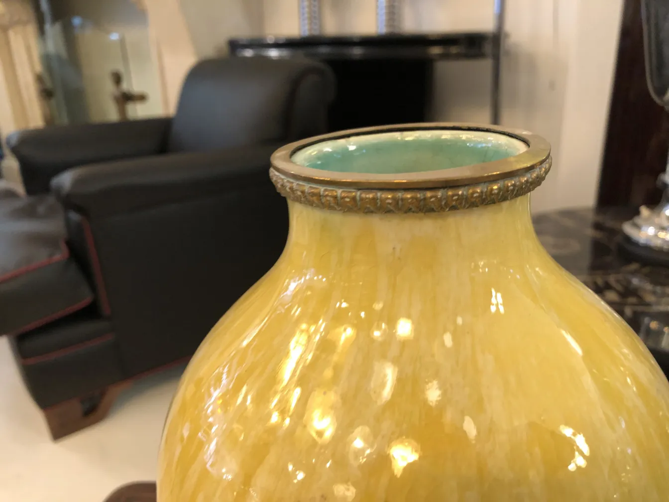 Vaso de cerâmica amarela antiga com detalhes metálicos, decorativo.