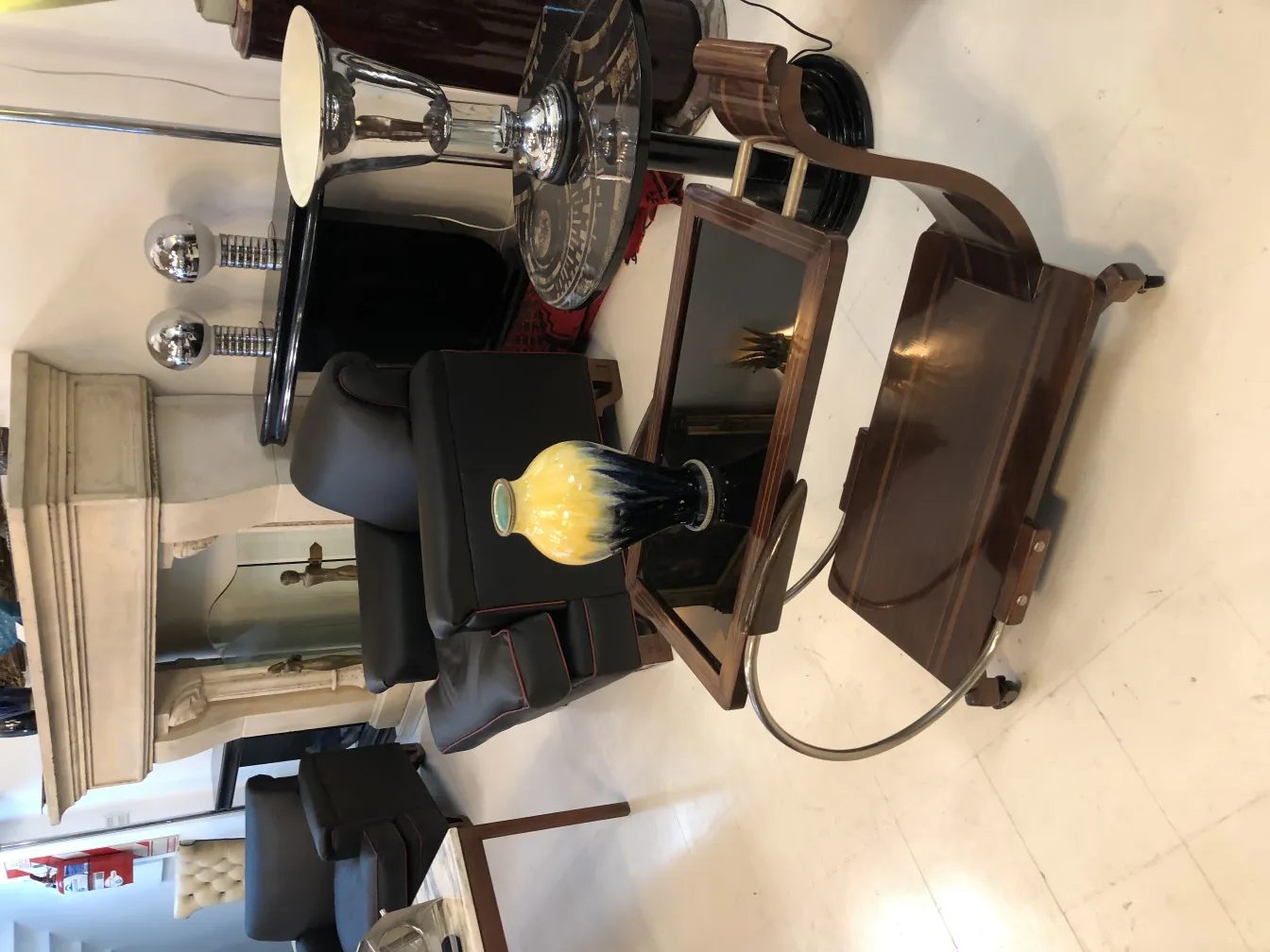 Jarrón de cerámica antigua amarillo y negro en un entorno elegante