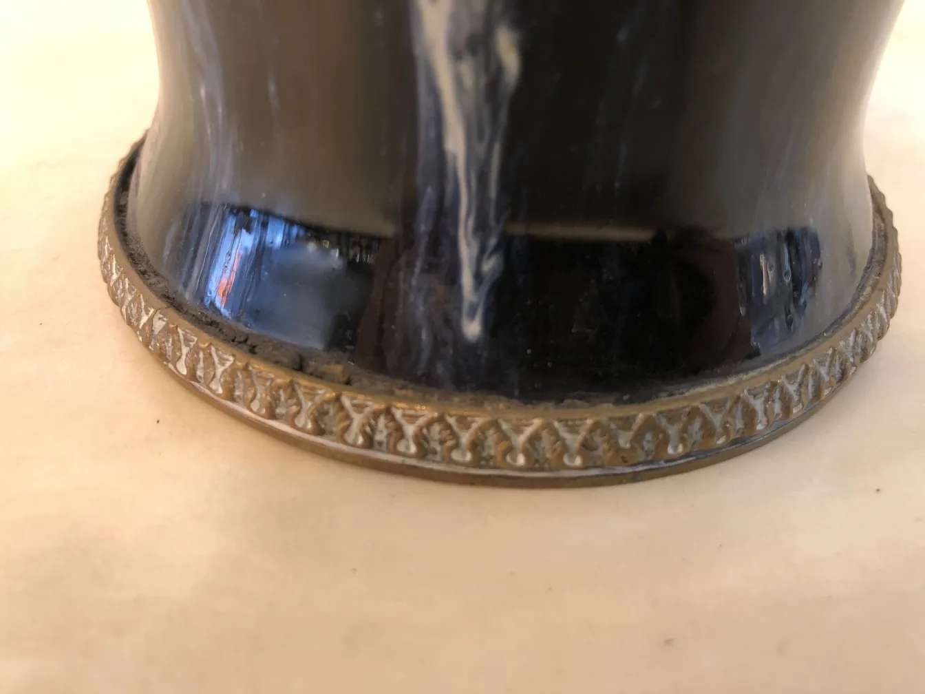 Dettagli di una ceramica antica con base in metallo.