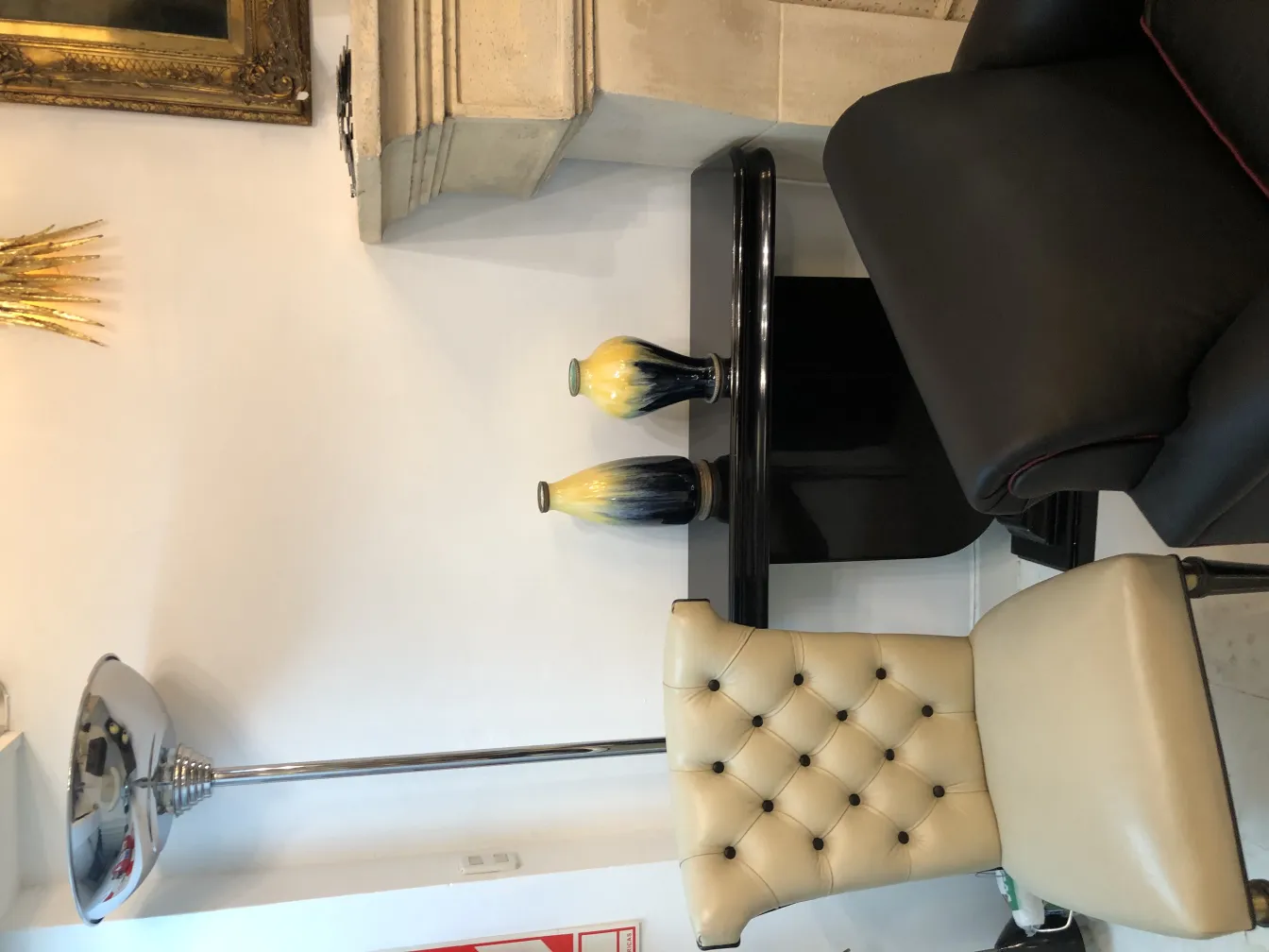 Dois jarros de cerâmica antiga em amarelo e azul sobre uma mesa preta.