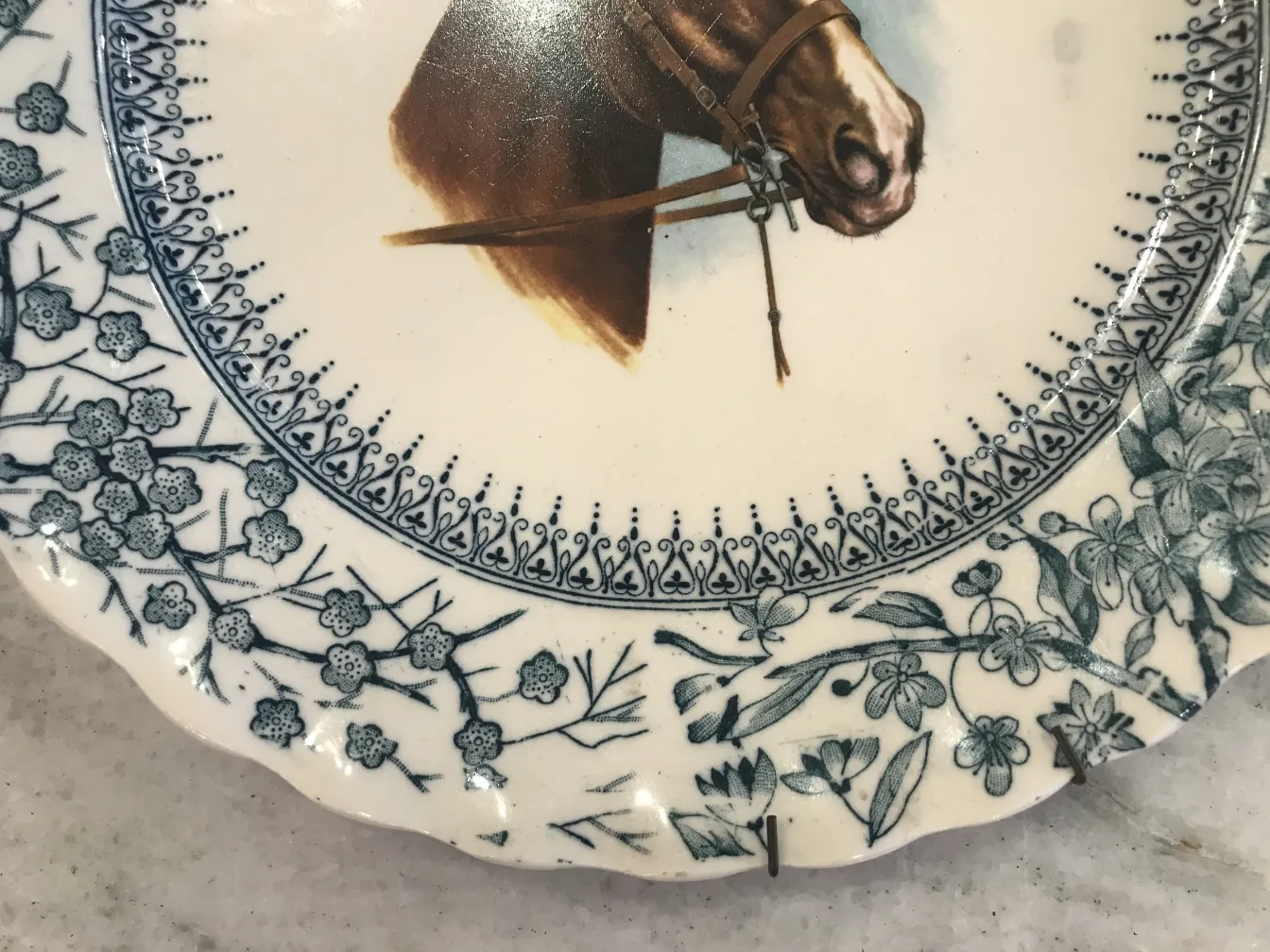Placa decorativa antiga de cerâmica com um cavalo, detalhes florais