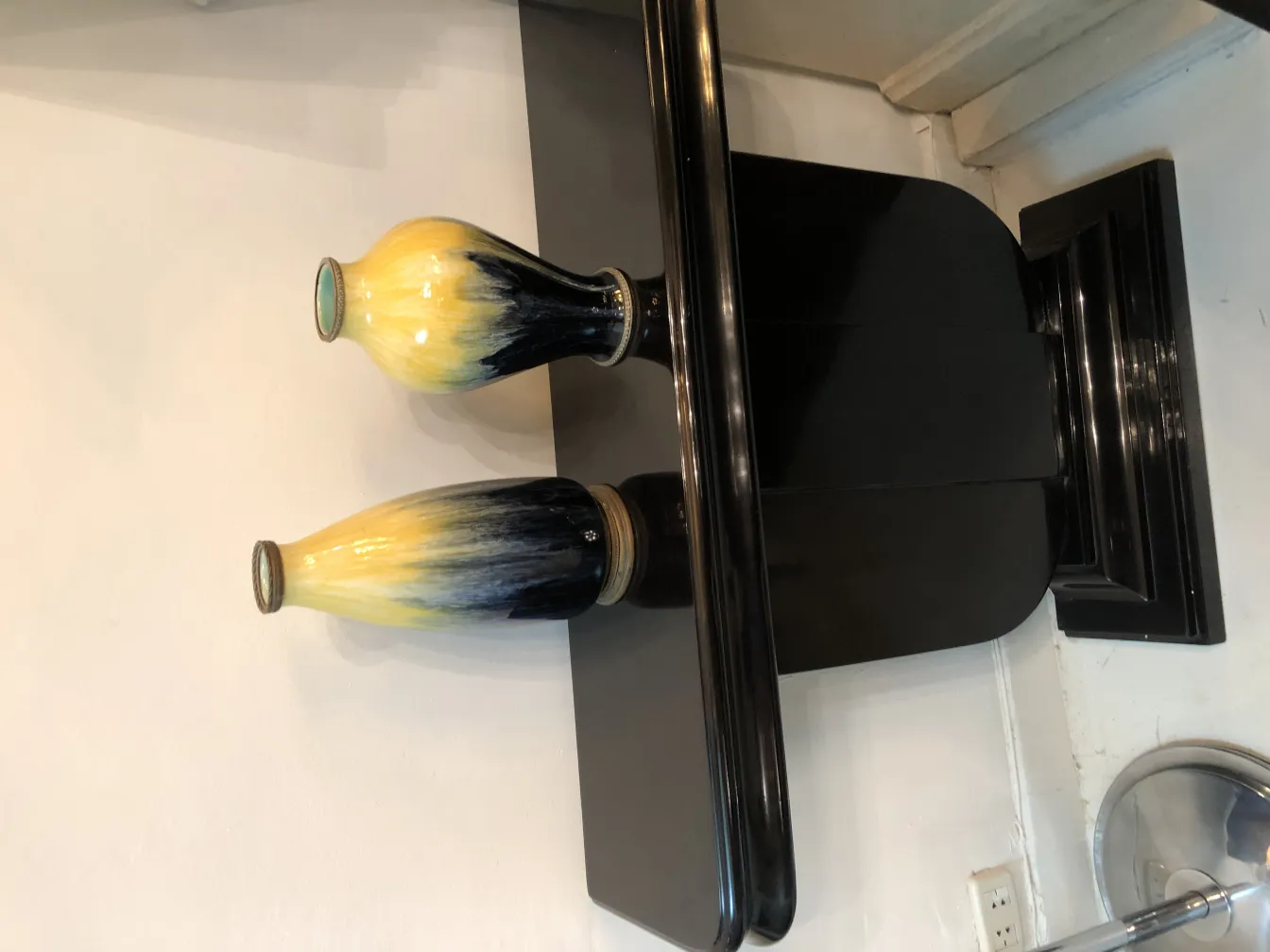 Due vasi in ceramica antica con design giallo e nero.