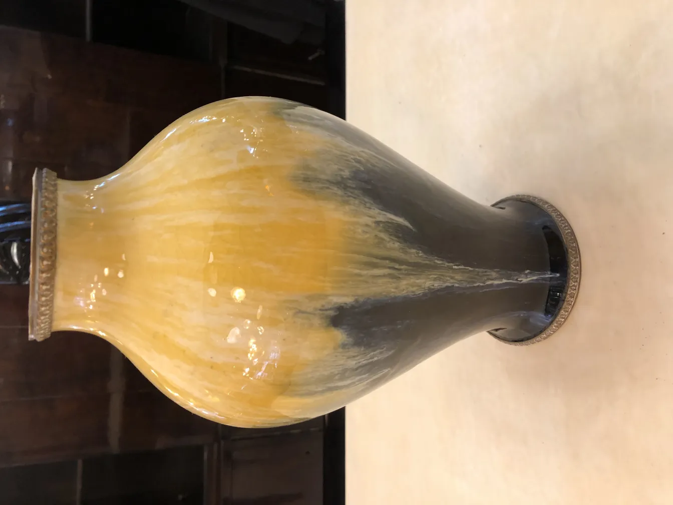 vase antico in ceramica con design colorato, ambiente elegante