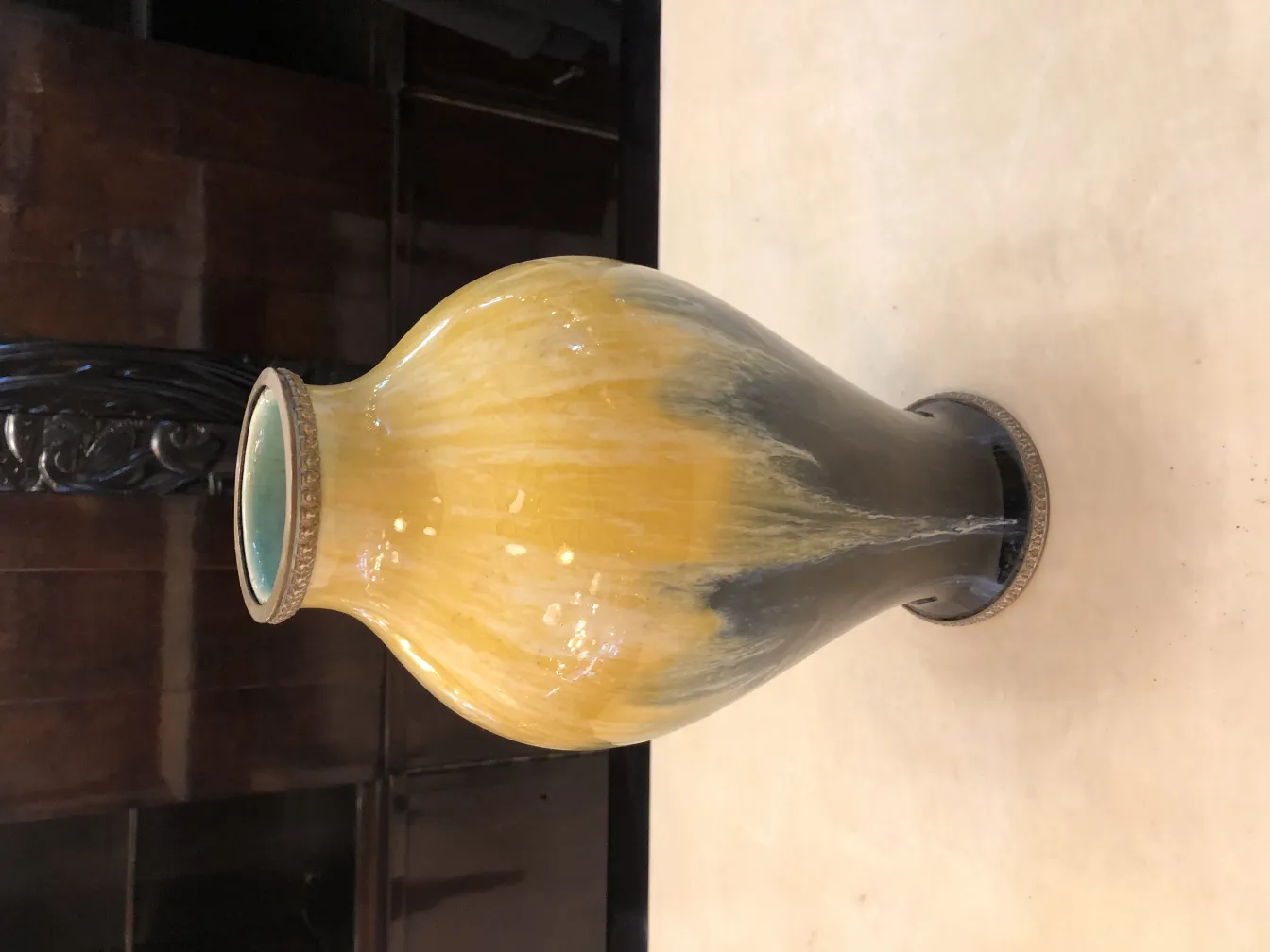 古董陶瓷花瓶，黄色和黑色的色调