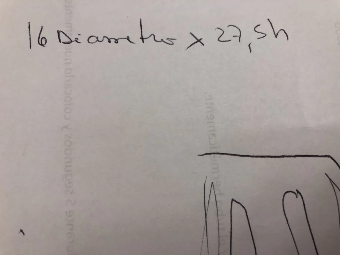 كائن سيراميك عتيق بتصميم فريد وتفاصيل