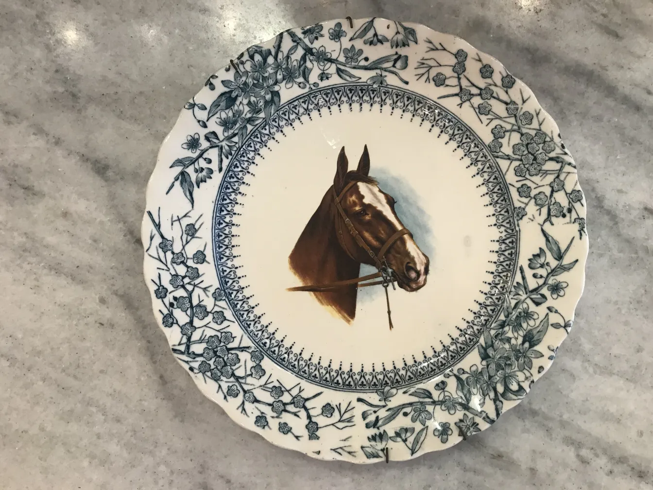 Piattino ceramico antico con cavallo e design floreale blu