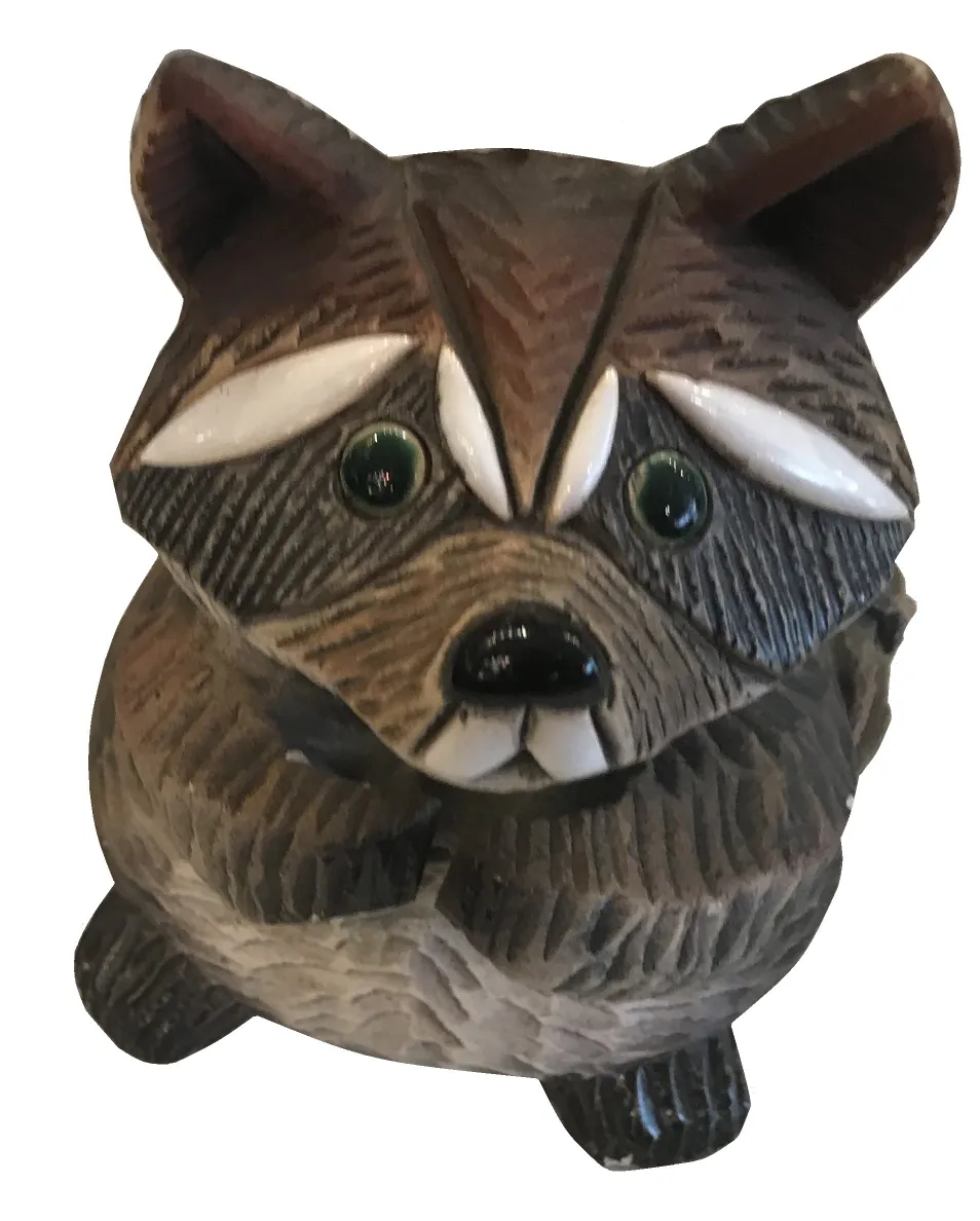 Figura de cerámica antigua en forma de raccoon, detalles realistas