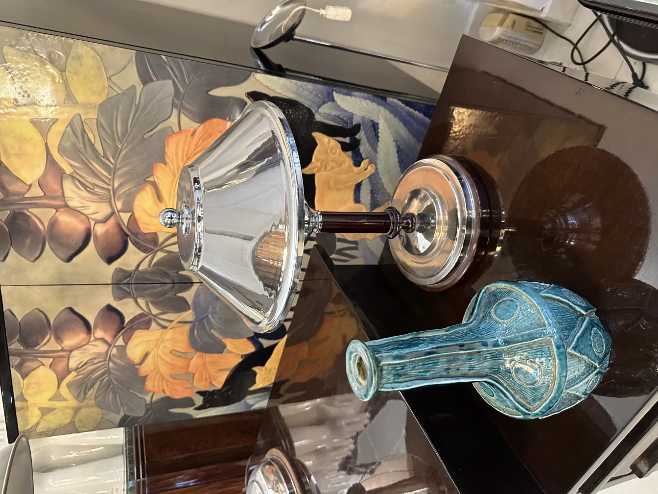 Vaso ceramico antico blu con motivi decorativi.