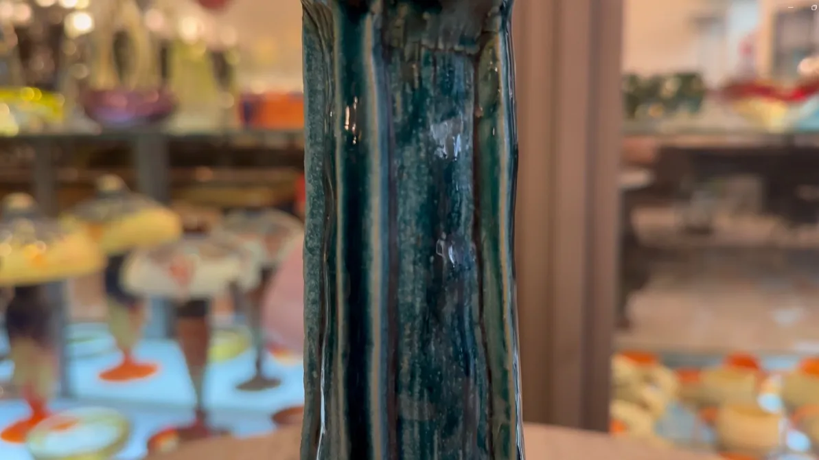 Vaso in ceramica antica verde con dettagli decorativi