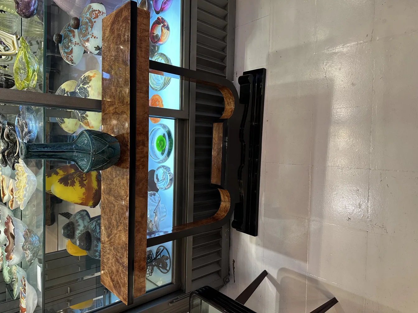 現代のテーブルの上にある装飾的な古代陶器と青い花瓶。