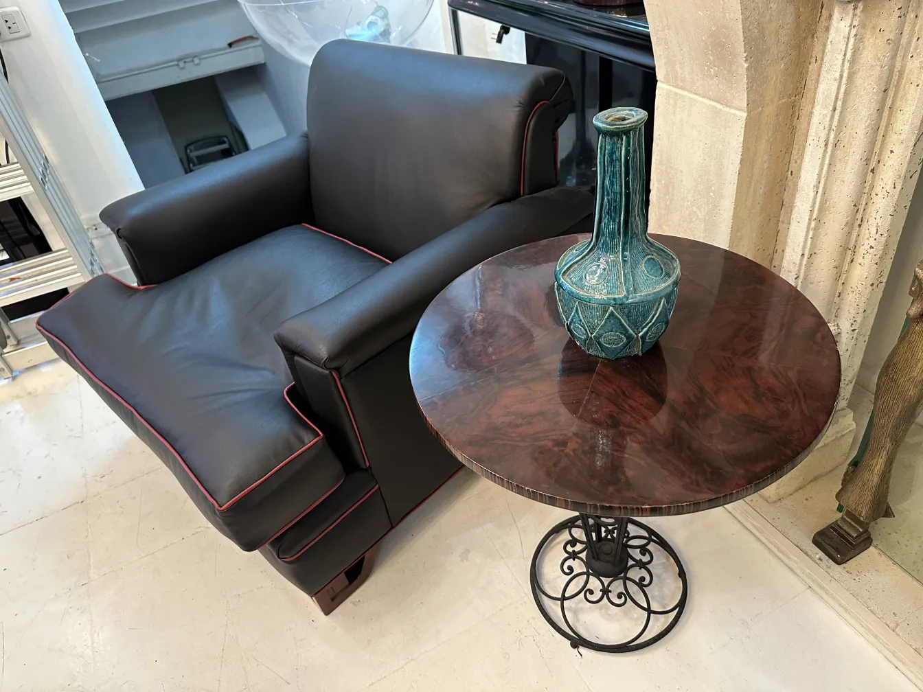 Jarrón de cerámica antigua en mesa de madera, fondo elegante.