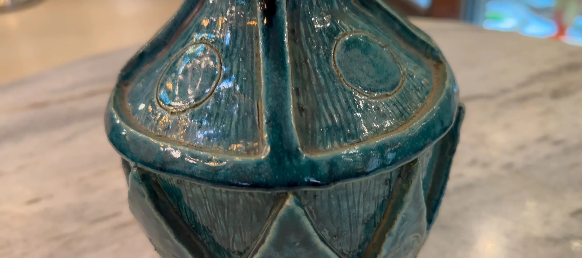 Teiera decorativa antica in ceramica blu e verde.