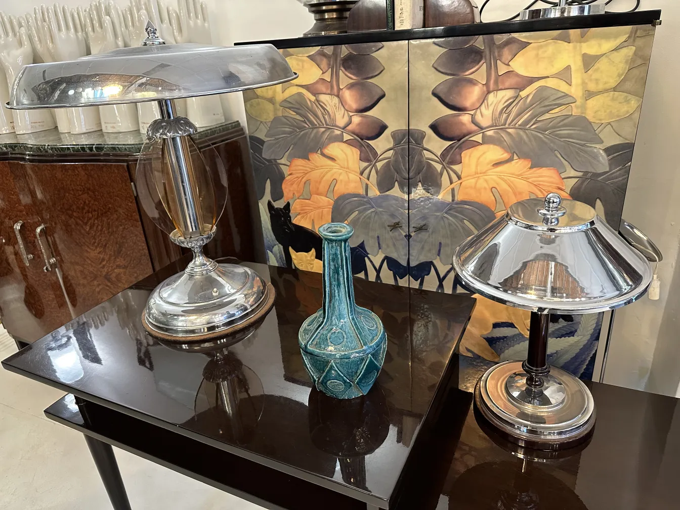 Ceramica antica decorativa in un ambiente elegante