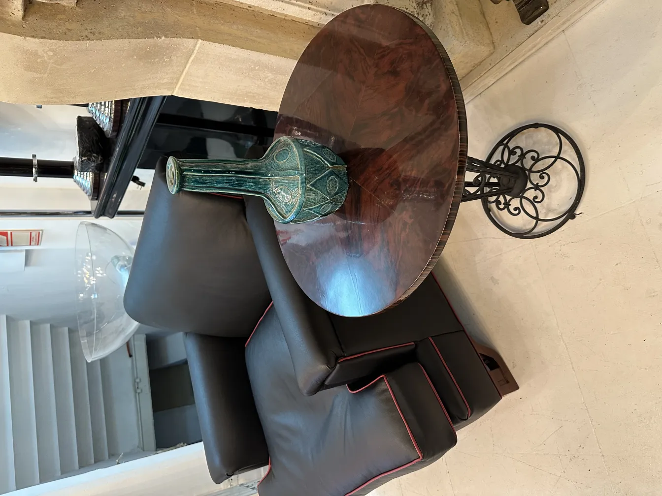 Jarrón antiguo de cerámica decorativa en mesa