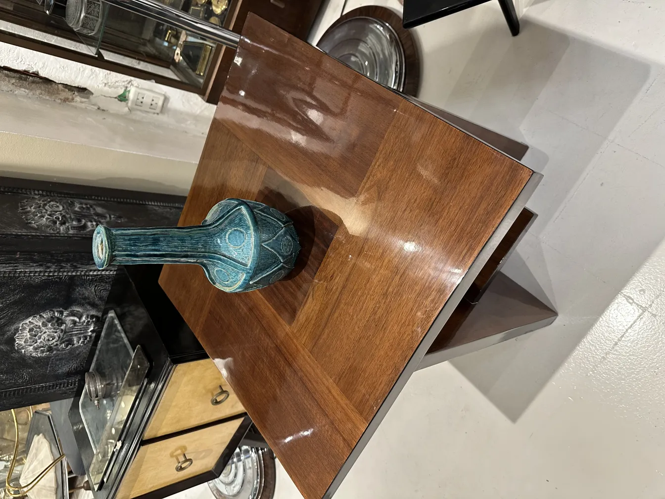 Vaso decorativo de cerámica antiga em um ambiente elegante.