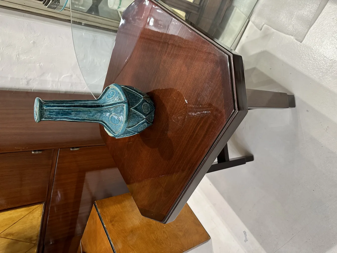 Jarrón de cerámica antigua con diseño azul y tallado