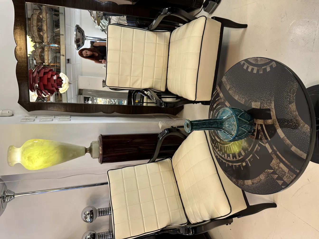 एक आधुनिक सेटिंग में प्राचीन सजावटी मिट्टी के बर्तन।