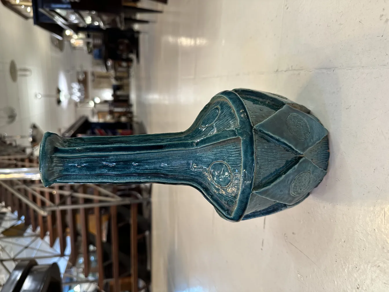 Vaso de cerámica antigua con diseño decorativo en verde