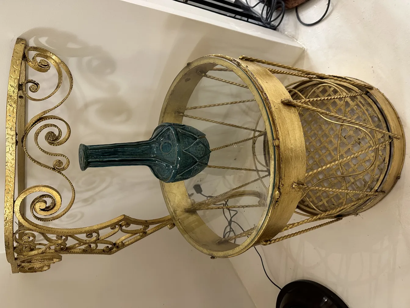 复古金色桌子上的绿色陶瓷花瓶。